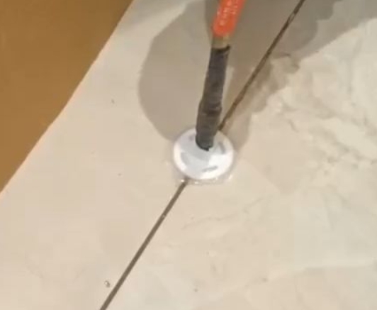 敦煌瓷砖空鼓维修公司专业解答瓷砖在铺贴过程中，如果没有涂抹均匀到位的粘结材料（如水泥砂浆或瓷砖胶），可能会导致以下问题